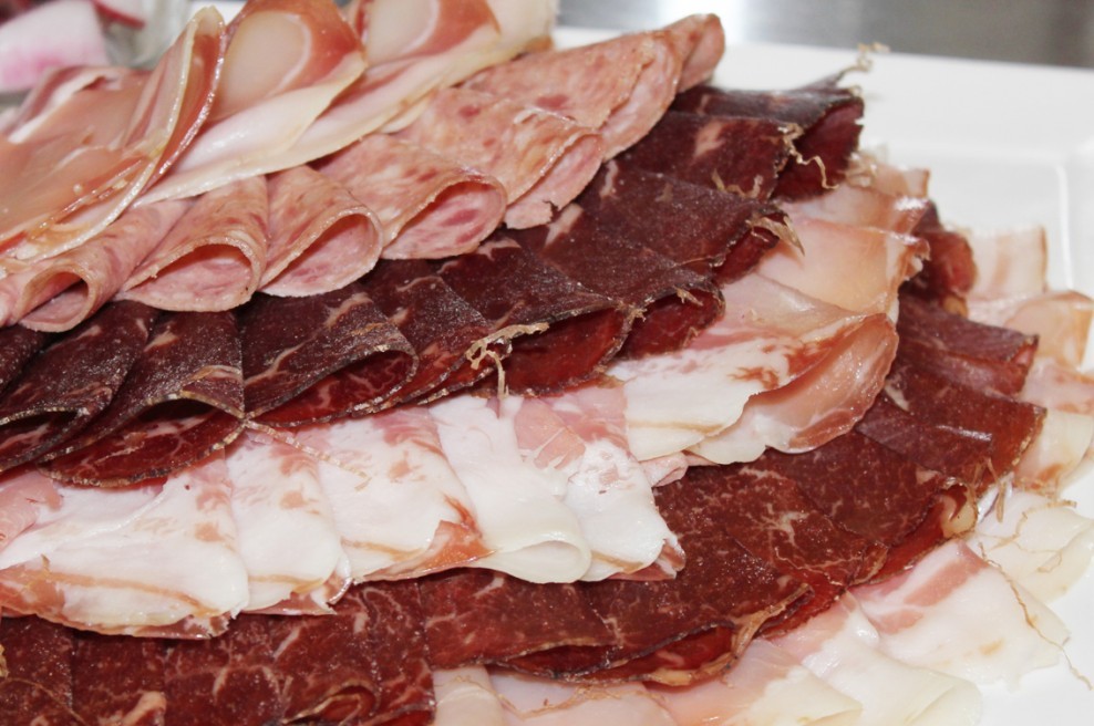 HOW TO CURE MEATS FISH SALAMI SAUSAGE JERKY & CHEESE FRUIT PRESERVING