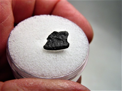 NEW FALL! RARE CLASS! TERRIFIC ORIENTED TARDA C2 UNGROUPED METEORITE! .41 GMS! - Picture 7 of 7