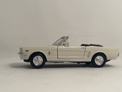 自動車 1/24 1964 Ford Mustang Convertible James Bond 1964 White Ford Mustang 1:24 Scale Die-Cast Model