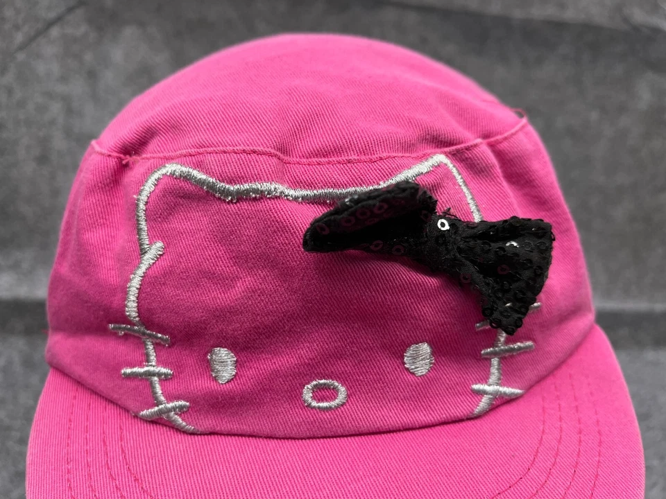 Hello Kitty Sanrio 帽子 适合青少年 4-16 粉色 棉 弹性背面亮片蝴蝶结 — 第 2/4 张图片