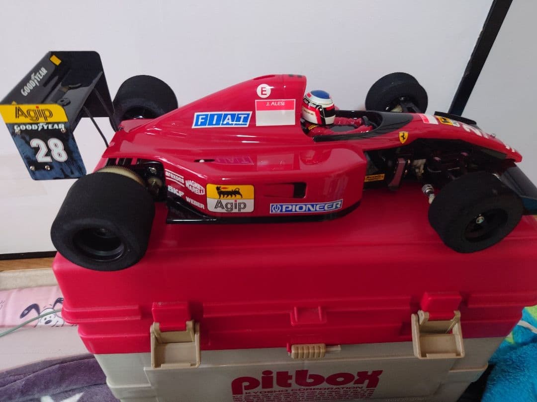 ＲＣフェラーリ Ｆ１８７＋京商PIT BOX(部品、タイヤ６セット) RC Ferrari F187 + Kyosho PIT BOX (parts, 6 sets of tires) | eBay