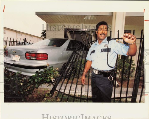 Foto de prensa 1994 oficial de policía de Houston con auto que se estrelló contra apartamento