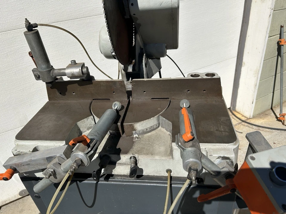 Sierra automática de aluminio trifásica Elumatec MDL 73 fresadora en funcionamiento Phoenix P/U Foto 3 de 4