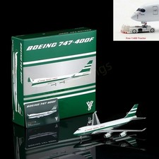 Trattore + supporto 1:400 YY Wings Cathay Pacific Cargo B747-400F senza VR-HUH