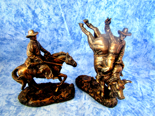 Western Deko - 2er Set bronzeähnliche Figuren: Cowboy auf Pferd & Bucking Bronco