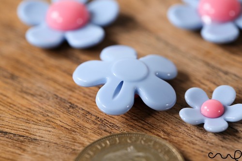 10 x Blue & Pink Daisy Plastic Flat-back Flower Cabochon Embellishment Deco - Picture 8 of 10