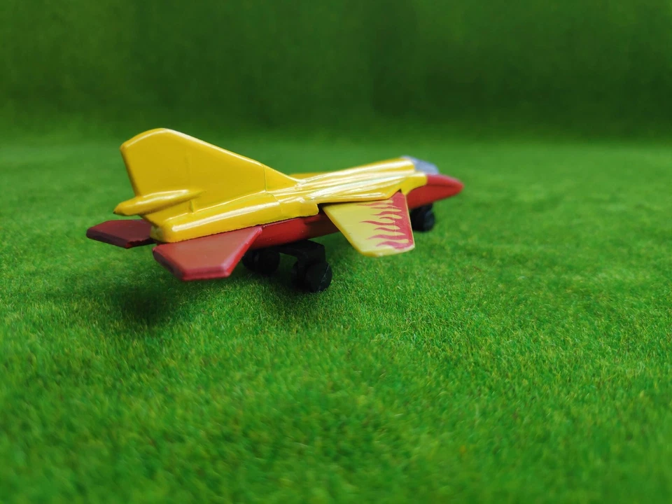 Caja de fósforos búlgara Mikoyan-Gurevich MiG-23 - amarillo/rojo Foto 3 de 4