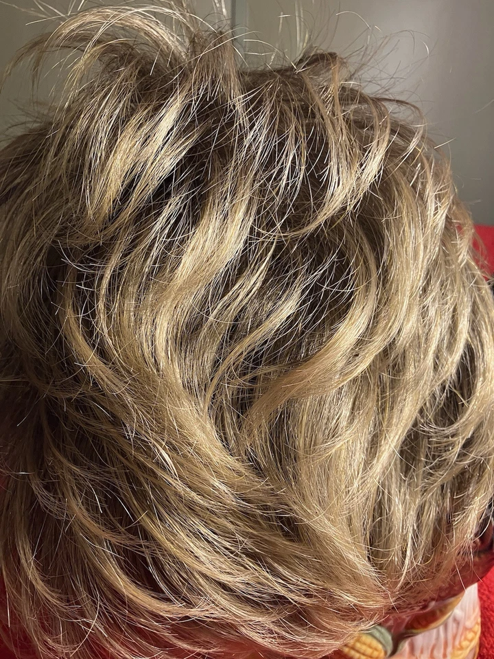 Peluca corta REVLON rubia ceniza Foto 3 de 4