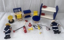 Pintoy Holz Feuerwache Möbel & Zubehör mit Feuerwehrmännern