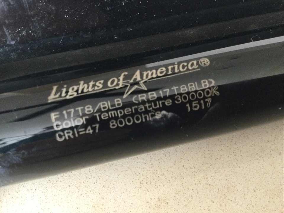 Bombilla negra fluorescente Lights Of America F17T8/BLB. Foto 2 de 4