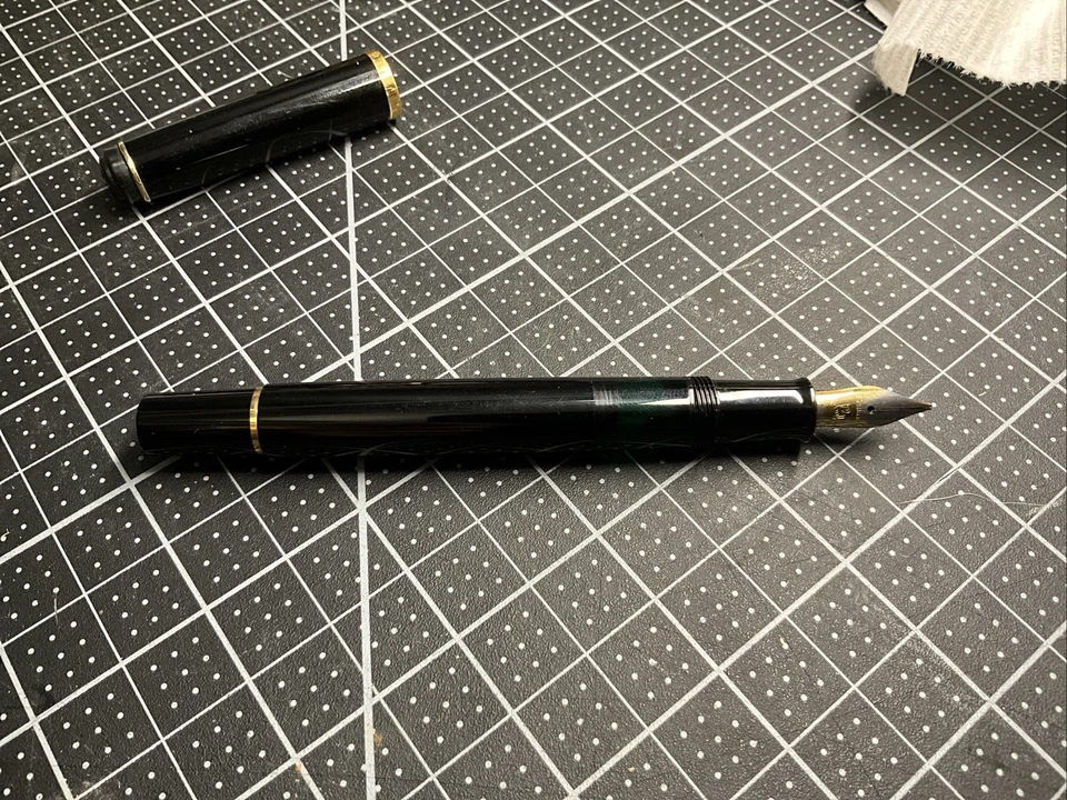 Pluma Estilográfica Pelikan M200 Foto 2 de 4