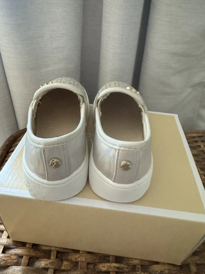 Zapatos planos Michael Kors Jem Olivia II para niñas pequeñas Color Puesta de sol sin cordones talla 7 Foto 3 de 4