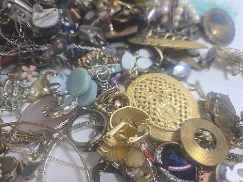 HUGE 16 lbs Vintage & Mod. Jewelry Lot Earrings Bracelets Necklaces Some Signed - Picture 13 of 19