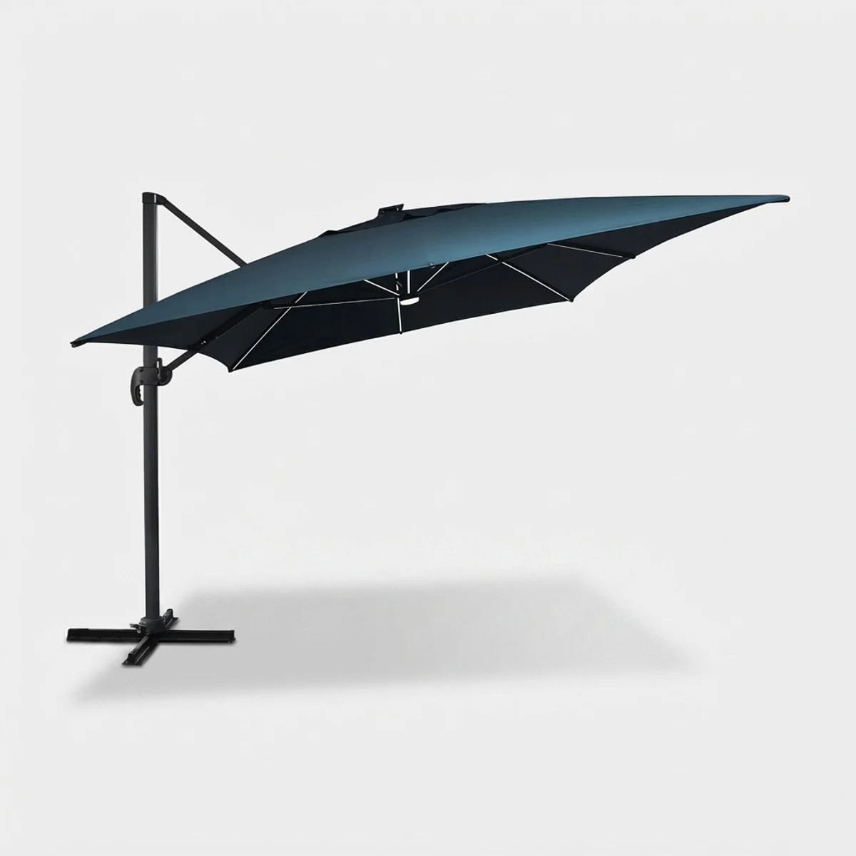 Parasol de jardin rotatif LED pour illuminer vos soirées d'été en terrasse