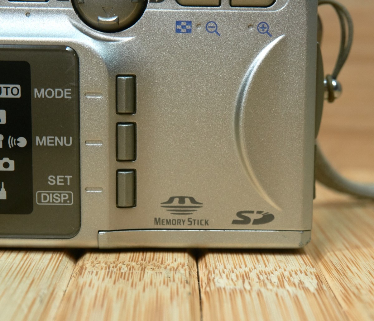 Minolta Dimage G400 4.0 MP Digital Camera with 3x Optical