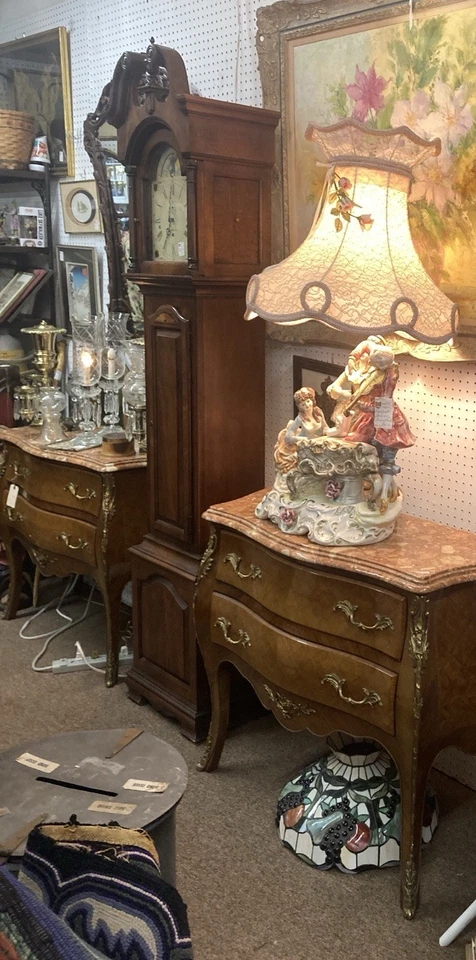 Cómoda francesa vintage con dos cajones con bandas Bombay 1 de 2 Av Foto 4 de 4