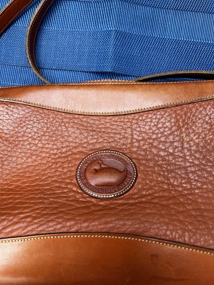 Bolsa de mão Dooney e Bourke couro marrom para todas as condições climáticas - Imagem 2 de 4