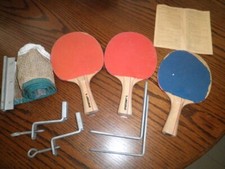 Vintage Table Tennis Ping Pong Set  3 Paddles Net & Heavy Duty Holders red blue