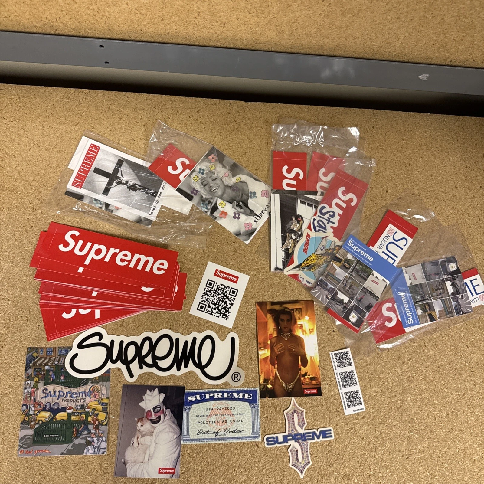 Autocollant Supreme et accessoires 28 boîtes logo, bulles, ponchos, étiquettes prénom