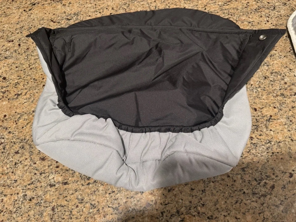 Cubierta de asiento de coche infantil Chicco KeyFit 30 de repuesto (regazo y pies) y acolchado para Foto 2 de 4