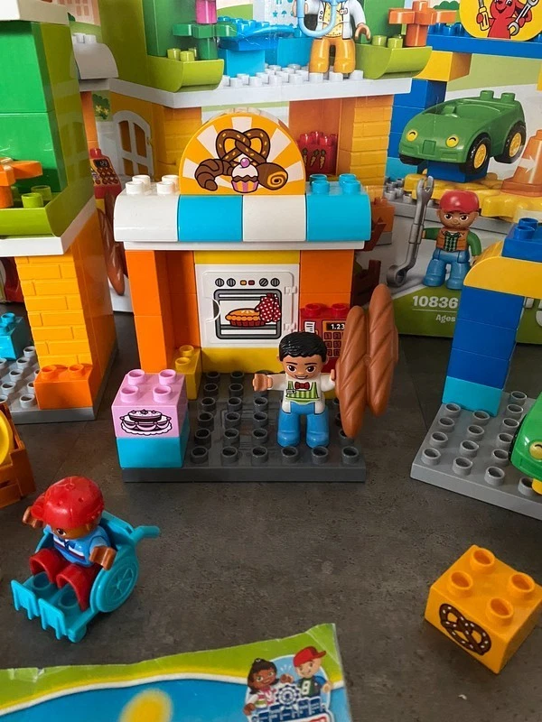 Lego Duplo Stadtviertel 10836 Werkstatt Bäcker Gemüsehändler Augenarzt Wohnung - Bild 3 von 4