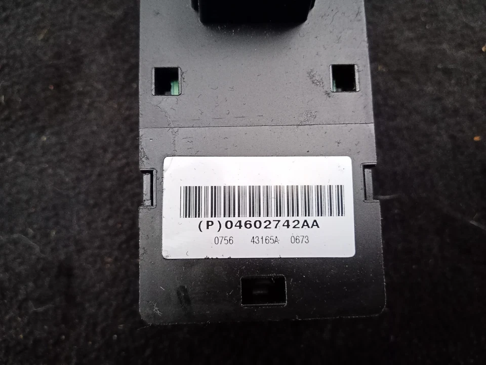 INTERRUPTOR DE CONTROL DE VENTANA DELANTERO IZQUIERDO JEEP GRAND CHEROKEE WK PASAJERO CHRYSLER 300 Foto 4 de 4