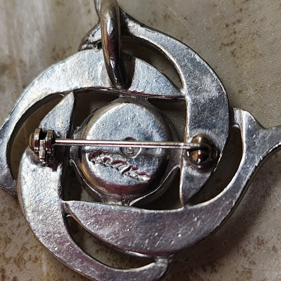 1986 年 KEN KANTRO Lovel Pewter Dolphins 游泳亚速尔石孔雀石胸针胸针标志 — 第 2/4 张图片