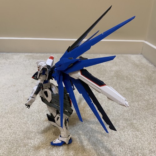 Bandai SEED RG Freedom Gundam Mobile Suit ZGMF-X10A 1:144 Toy Plastic Model Kit - Imagen 4 de 19