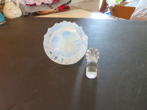 LOVELY FENTON WHITE OPALESCENT HOBNAIL CRUET W/HOBNAIL STOPPER - Picture 3 of 4