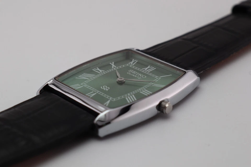 Reloj de pulsera vintage Seiko Barrel-Tank cuarzo esfera verde para hombre con correa negra Foto 4 de 4