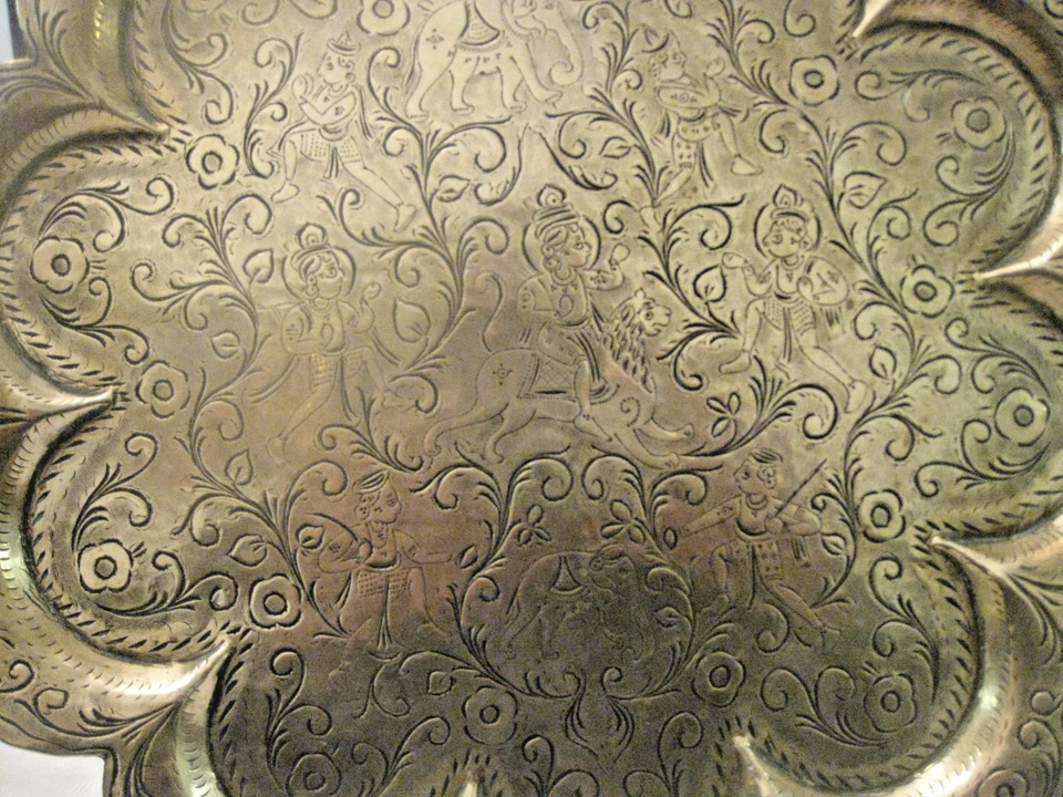 DE COLECCIÓN INDIO LATÓN GRABADO 31 cm BANDEJA LOBULADA VIEIRA PLATO PLATO Figuras Indias Foto 4 de 4