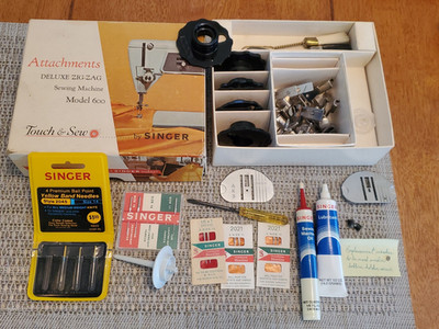 Singer Touch & Sew Model 600 Deluxe Zig Zag Sewing Machine Attachments W/Extras