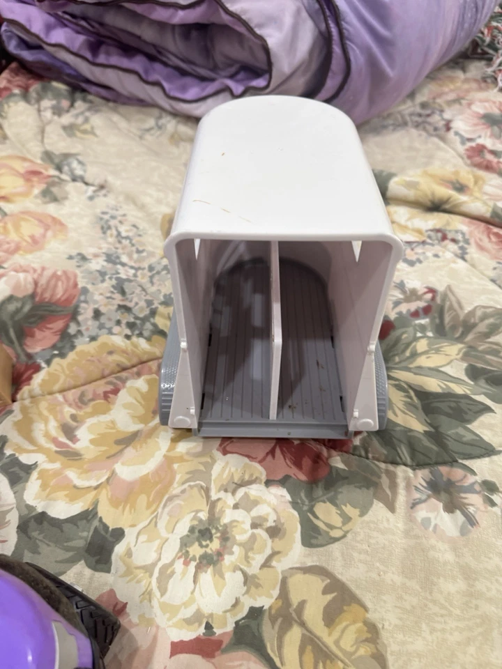 Camión púrpura Tractor Supply con remolque para caballos y Apple Station 3 Foto 2 de 4