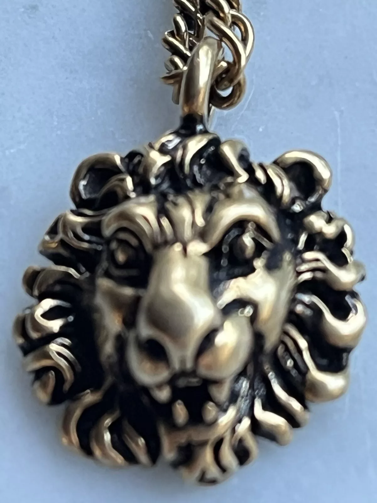 Collier pendentif Gucci tête de lion finition vieillie couleur or métal