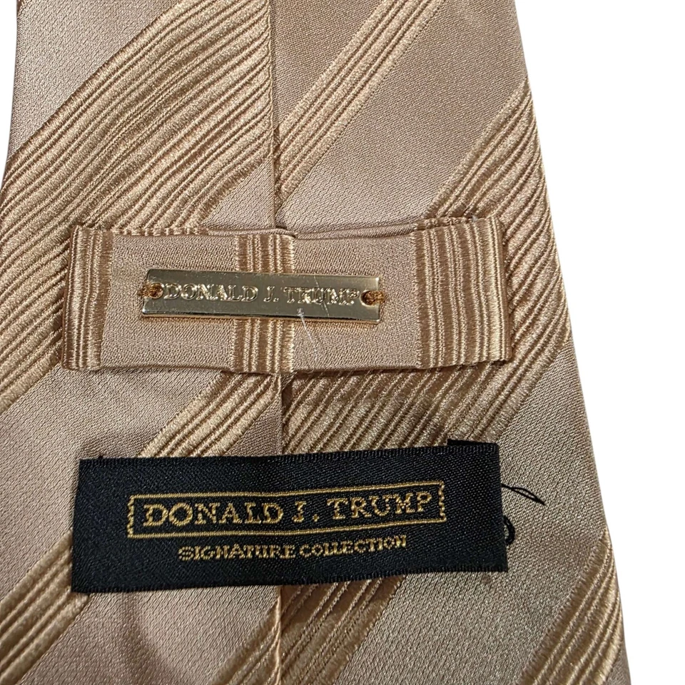 Мужской официальный галстук DONALD J. TRUMP Signature Collection в шелковую полоску золотистый  - Изображение 2 из 4