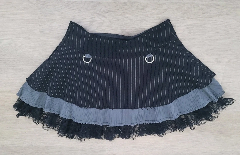 Falda Lip Service Gangsta Pranksta a rayas encaje en capas Y2K talla P pequeña Foto 2 de 4