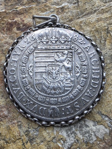 1682 Austria Leopold I Hogmouth Taler/Thaler Tyrol Mounted Jewelry  - Picture 3 of 6