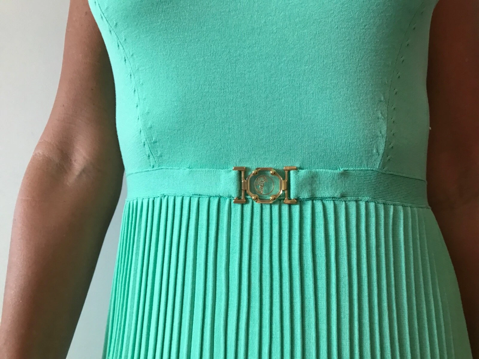 BELLISSIMO ABITO LOGO MOLTO RARO ""VERSACE"" COLORE NUOVO DI ZECCA"" MEDUSA"" ORO CHIARO L