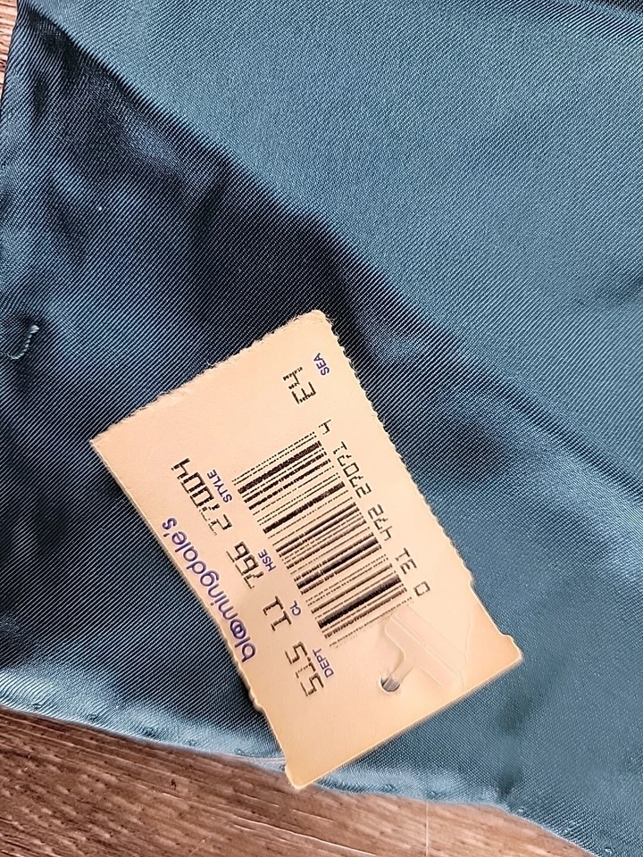 De colección NUEVO - Bufanda Cuadrada de Bolsillo de Seda Bloomingdale's Tienda para Hombres Azul Formal Foto 4 de 4