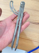 2 Anciens compas de menuisier / outils de mesures en métal