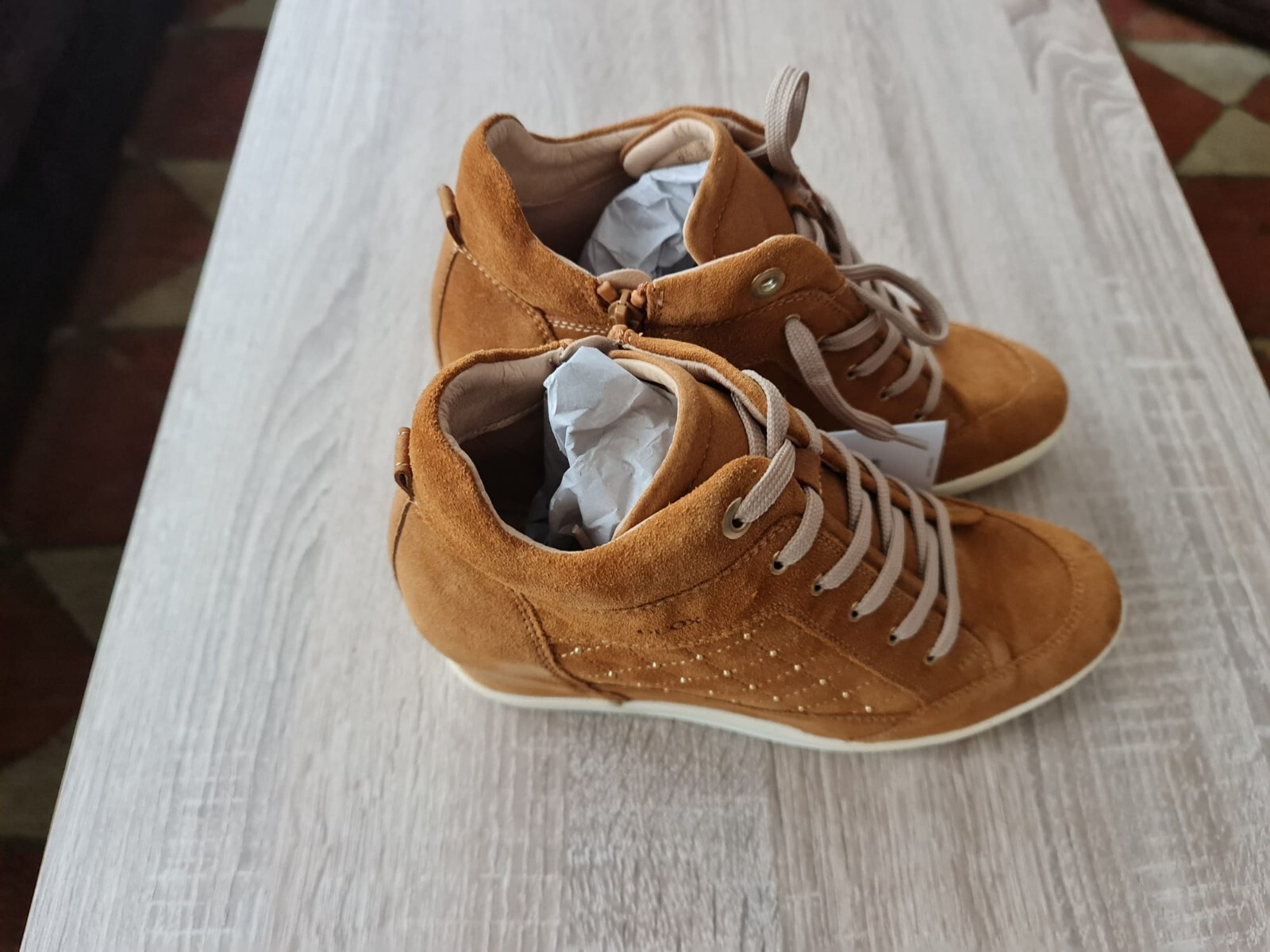 zapato abotinado cuña marca geox de mujer color camel talla 40