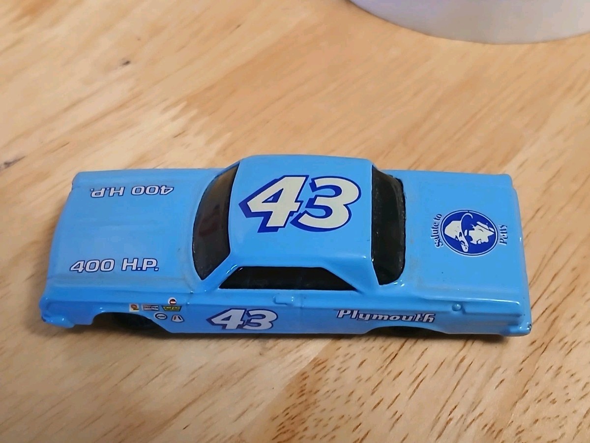 Hot Wheels 1/64 NASCAR diecast #43 Plymouth Richard Petty 1964