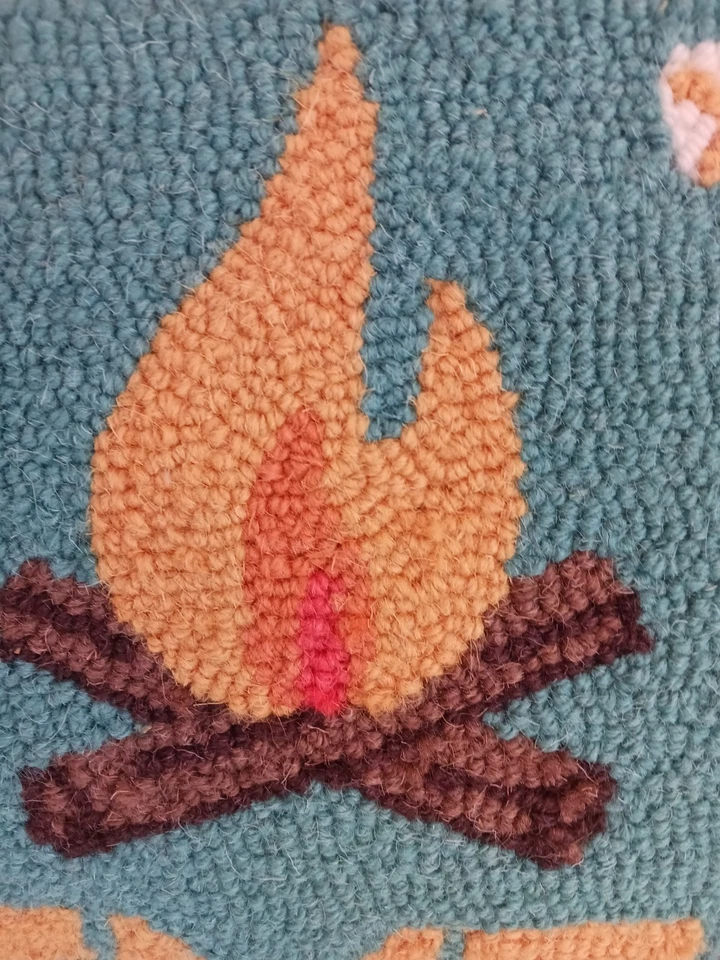 Almohada de fogata de lana enganchada “Good Times” rústica cabaña decoración imitación gamuza... Foto 4 de 4