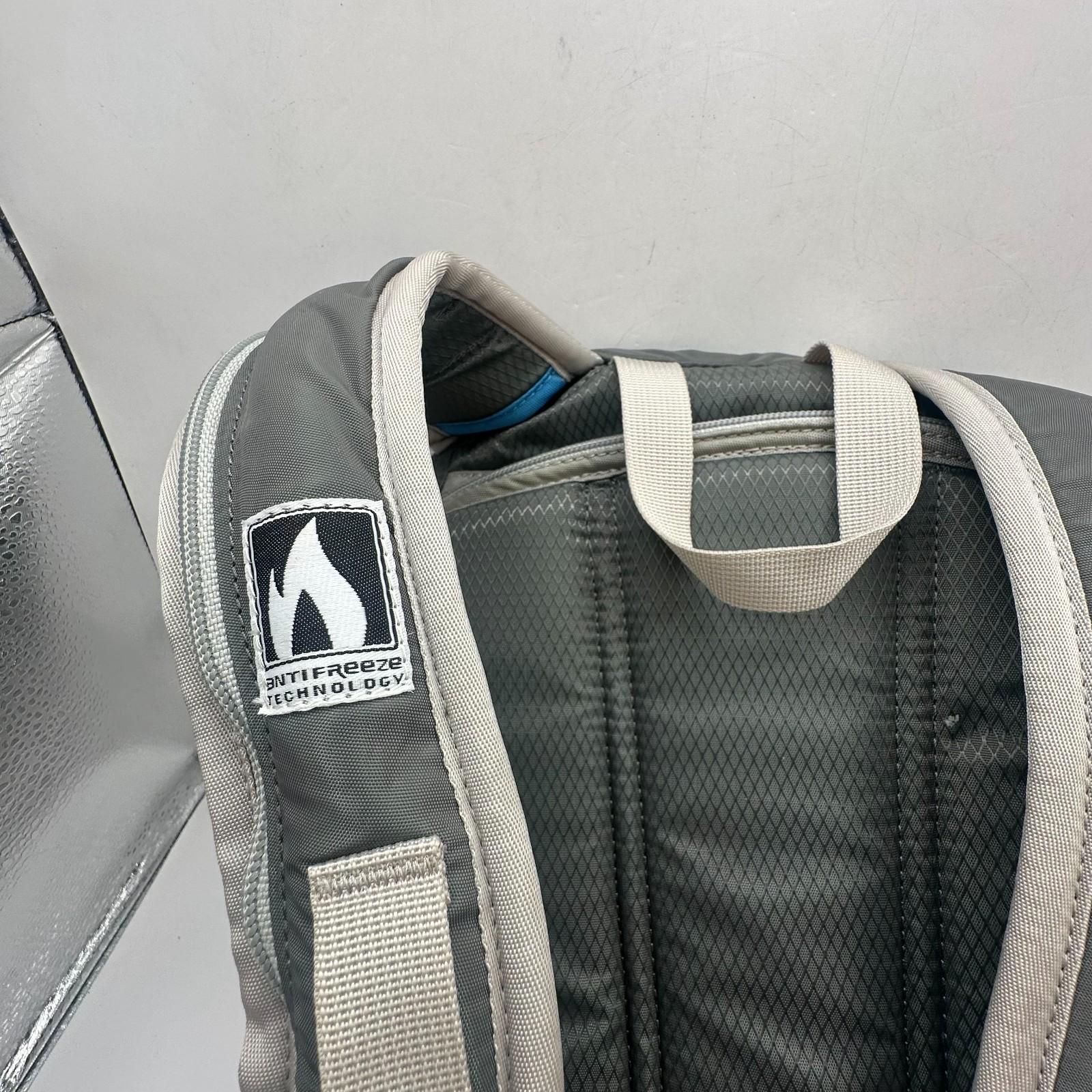 Camelbak Sugar Gray/Tan Hydration Backpack 2L Bladder Thermal Insulated Hose