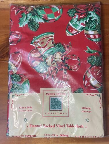 Mantel de vinilo oblongo con respaldo de franela navideña Ashley Taylor 52""x90"" adornos - Imagen 1 de 3