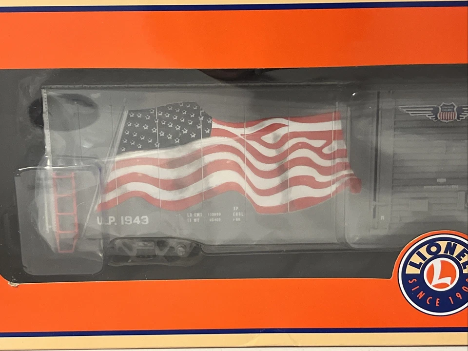Lionel 6-85408 -  “Support Our Troops” LED Flag Boxcar UP #1943 - O Gauge - LN - Image 2 of 4