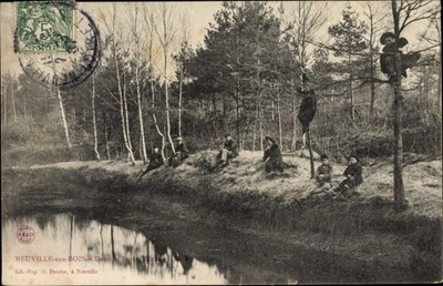 Ak Neuville aux Bois Loiret, Dans le Foret, Kinder klettern auf... - 2525630
