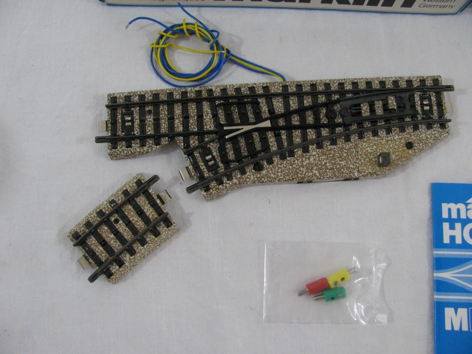 Vintage Marklin HO 3-Rail M-Track Operating Right & Left Turnout Switches #5137 - Image 2 of 4