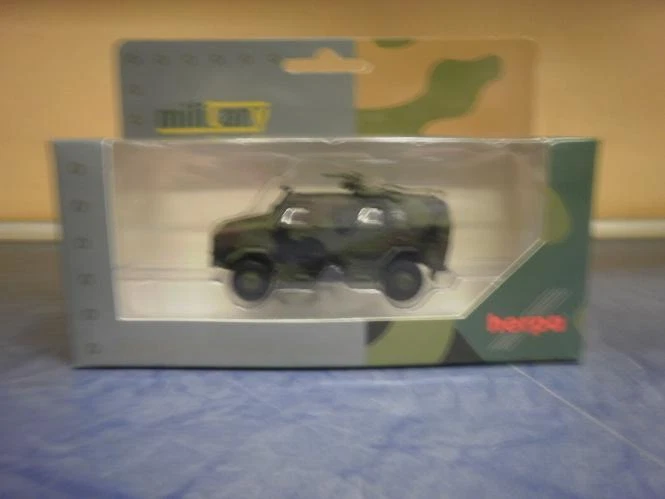 Herpa Military ATF Dingo mit KMW 1530, dekoriert 746397 - Bild 1 von 1