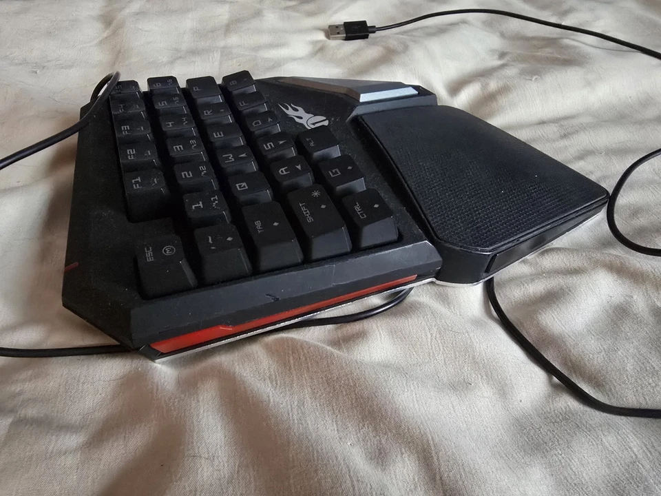 1ByOne One Handed Gaming Keyboard RGB Lighting - Image 3 of 3